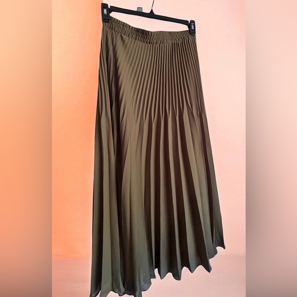 5/$15 - Max Studio Pleated Midi Skirt - Olive/Sage Green - Size M - Picture 2 of 9